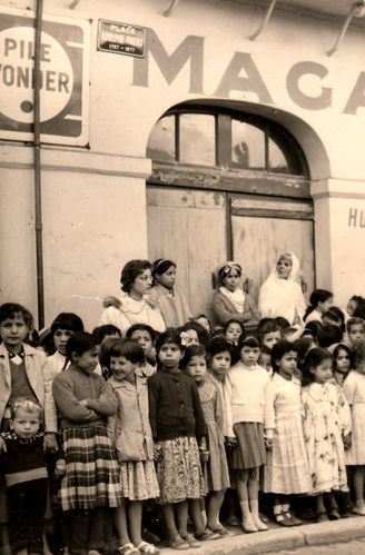 A gauche,Nicole Raimbault et ses élèves lors de la venue