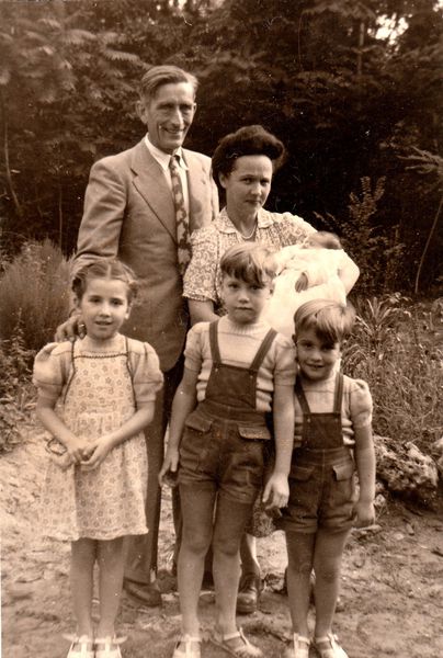 1951. Xavier et Jeannine Dières Monplaisir et leurs quatr