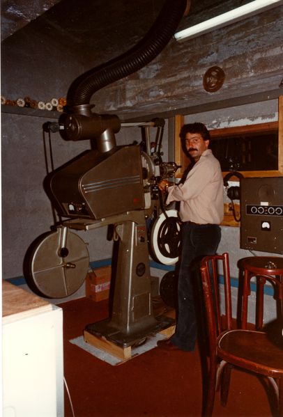 Christian Bourroux dans la cabine de projection du cinéma