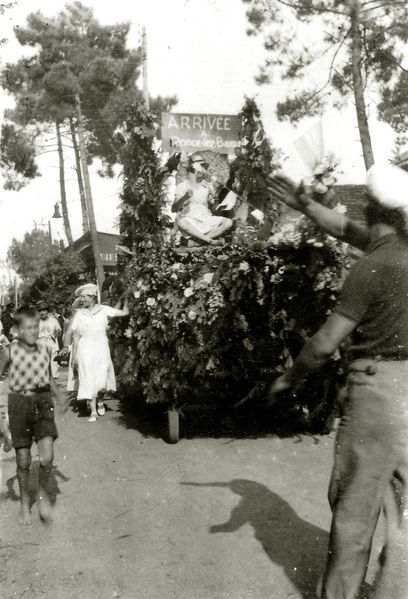 Cavalcade avenue de Beaupréau. Derrière on aperçoit la C