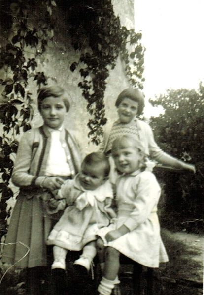 Les quatre filles Saint Martin, debout de gauche à droite