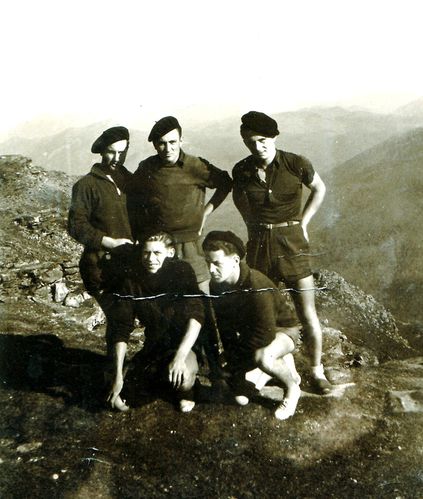 Les cinq copains avec leurs bérets basques sur la Rhune pr