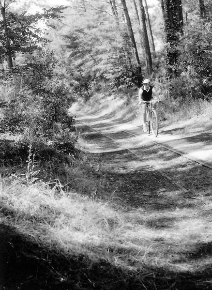 Jacques sur le chemin des rails devenu piste cyclabe