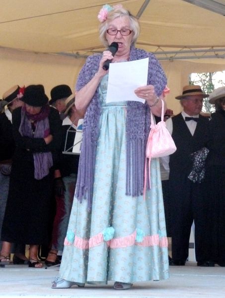 Sylviane Boutet célèbre Ronce en chantant