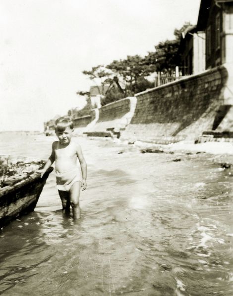 Jacques devant brise-lame en 1947