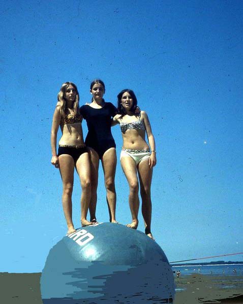 Les filles de Bernard juchées sur un des gros ballons Bros