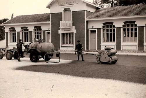 Goudronnage de la place de l'école