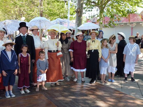 Groupe costumé venant de rejoindre la Place Brochard avant