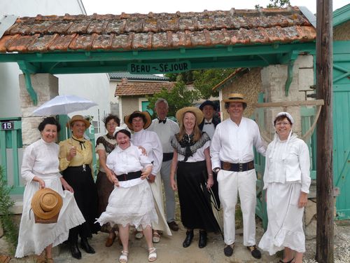 Un groupe costumé sous la pergola de la villa Beau- Séjou