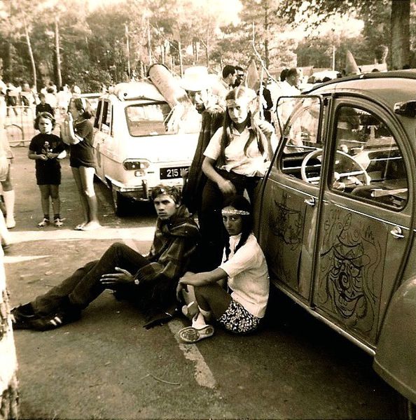 Rallye 1969,équipage de jeunes concurrents déguisés, pr