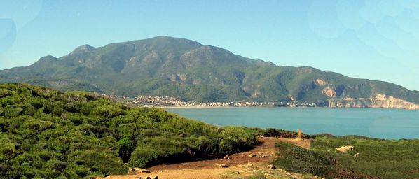El Chenoua domine la baie de Tipaza. A droite la stèle en
