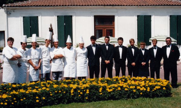 k Le personnel de cuisine et de salle encadré à droite pa