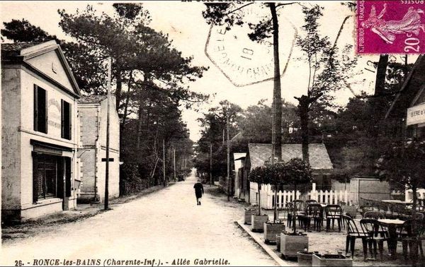 Années 40. A gauche, le commerce de Jeanne et d'Yvonne.En