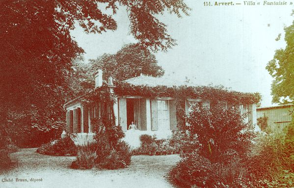 b A la fenêtre de la Villa Fantaisie, Madeleine Ancelet, l