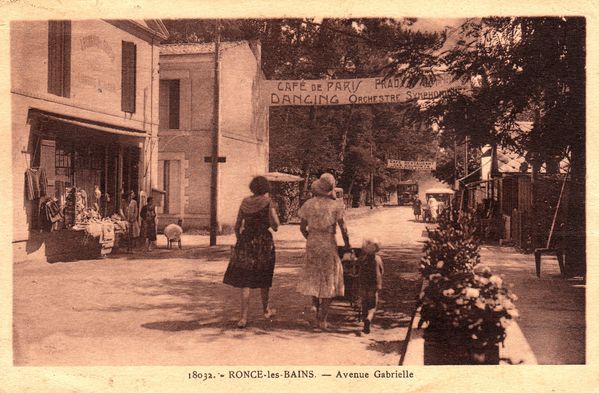Années 40.Yvonne Gaudin est la plus à droite devant la bo
