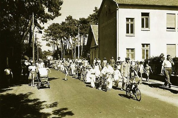 Années 50, parade des enfants costumés du club Mickey so