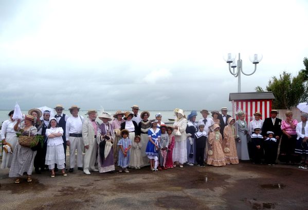 Le groupe des gens costumés devant une cabine de bains