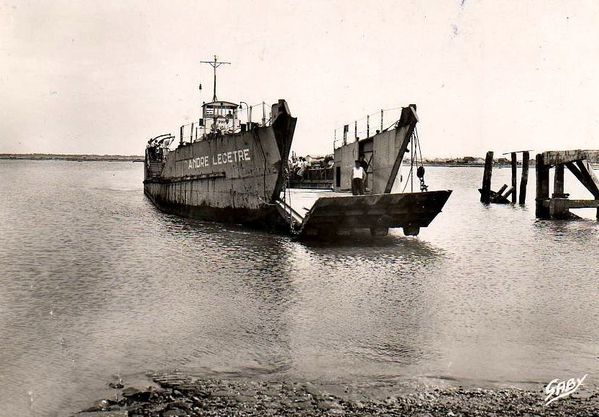 La péniche André Lecêtre qui servit de bac après guerre