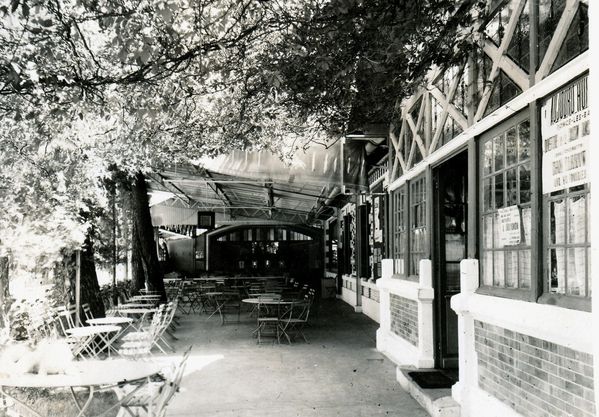 Tout au fond de la terrasse, le dancing de La Chaumière