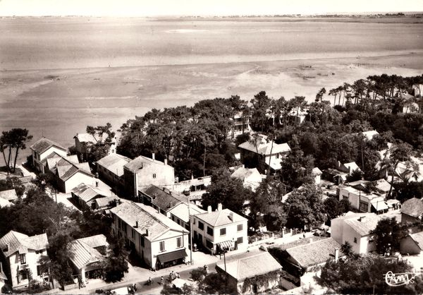 Vue aérienne du commerce, au centre, avec son store noir,