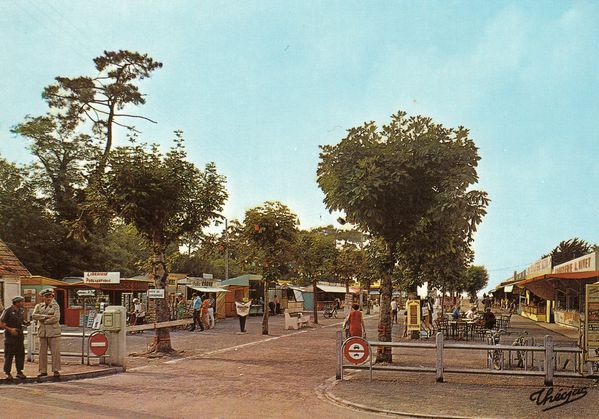 La place années 70. A gauche,un appariteur.Derrière lui,