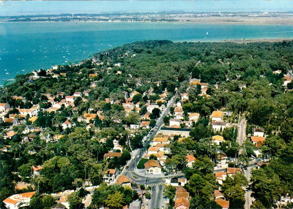 Vue aérienne de la boulangerie Jaulard, au centre, en bas,