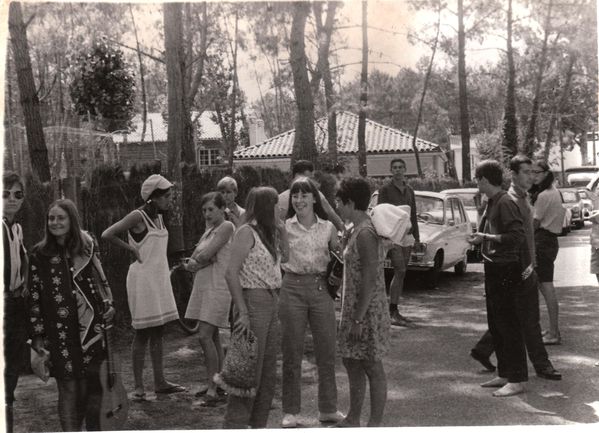 Rassemblement devant la tente hâtive à Ronce avant de rej