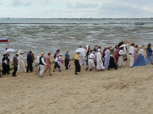 L'impressionnant défilé de la parade costumée devant le