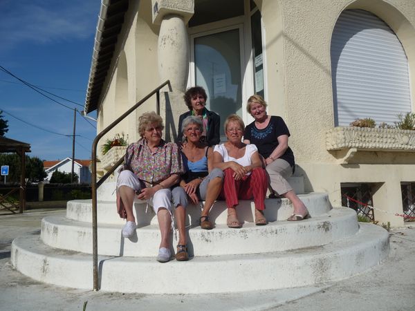 Cinq des soeurs Jaulard.De gauche à droite au premier plan