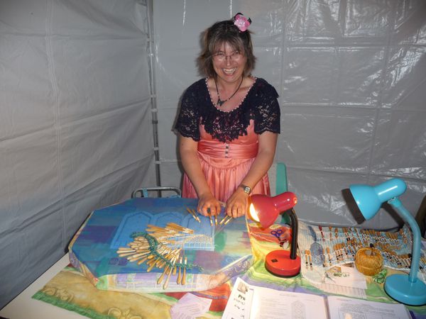 Une brodeuse très souriante