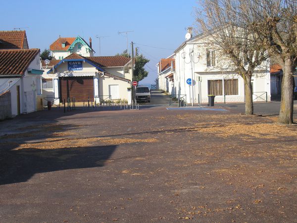 Au premier plan la place des roses. Au fond à droite La gr