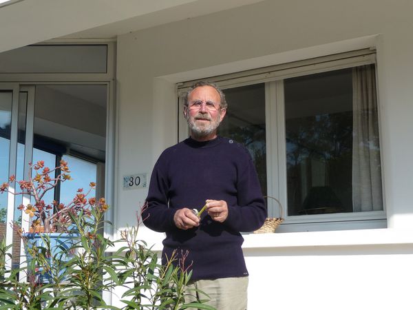 Claude Ducamp sur la terrasse de sa maison avenue Gabrielle