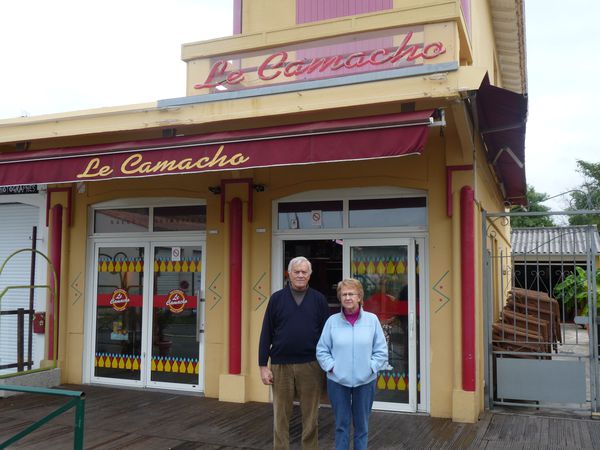 Michel et Hélène Archambeau devant le nouveau bar Le Cama