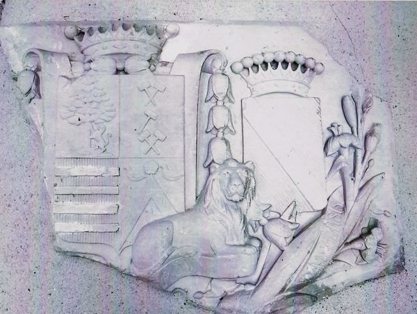 Blasons en pierre qui figuraient au-dessus de l'entrée du