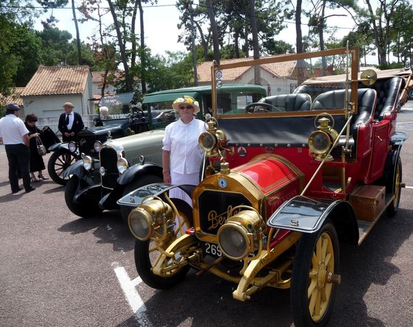 Trois belles voitures anciennes dont une Berliet au premier