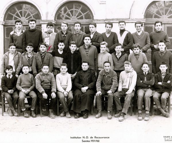 d Classe de quatrième. Au centre l'abbé Baron.Allain est